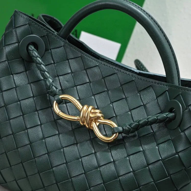 Batch 1860 B's 2024 spring and summer new style continues the brand's woven style with detailed metal knot switch buckles. This time, the shoulder straps are also made into tube weaves, showing different craftsmanship. The carrying method is versatile to create more different styles. Intrecciato woven leather small handbag, equipped with sliding crossbody strap. Internal compartments, including 1 zipper pocket and 2 open pockets with magnetic buckle closure. Size: 19*25*10.5cm, model: 7463#